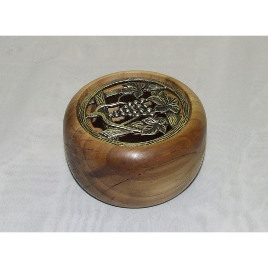 Poplar wood potpourri bowl with a pewter lid, 4" di ter, item nr: 514008